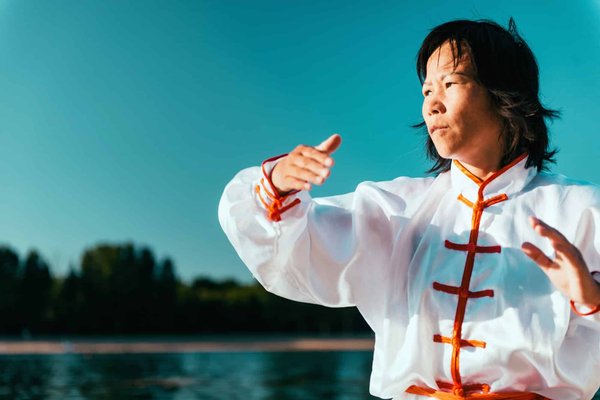 Quels exercices spécifiques de Tai Chi améliorent l'équilibre et la fluidité des mouvements pour les arts martiaux?